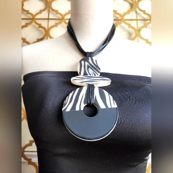Reversible Black and White Statement Necklace - Picture 4 of 16